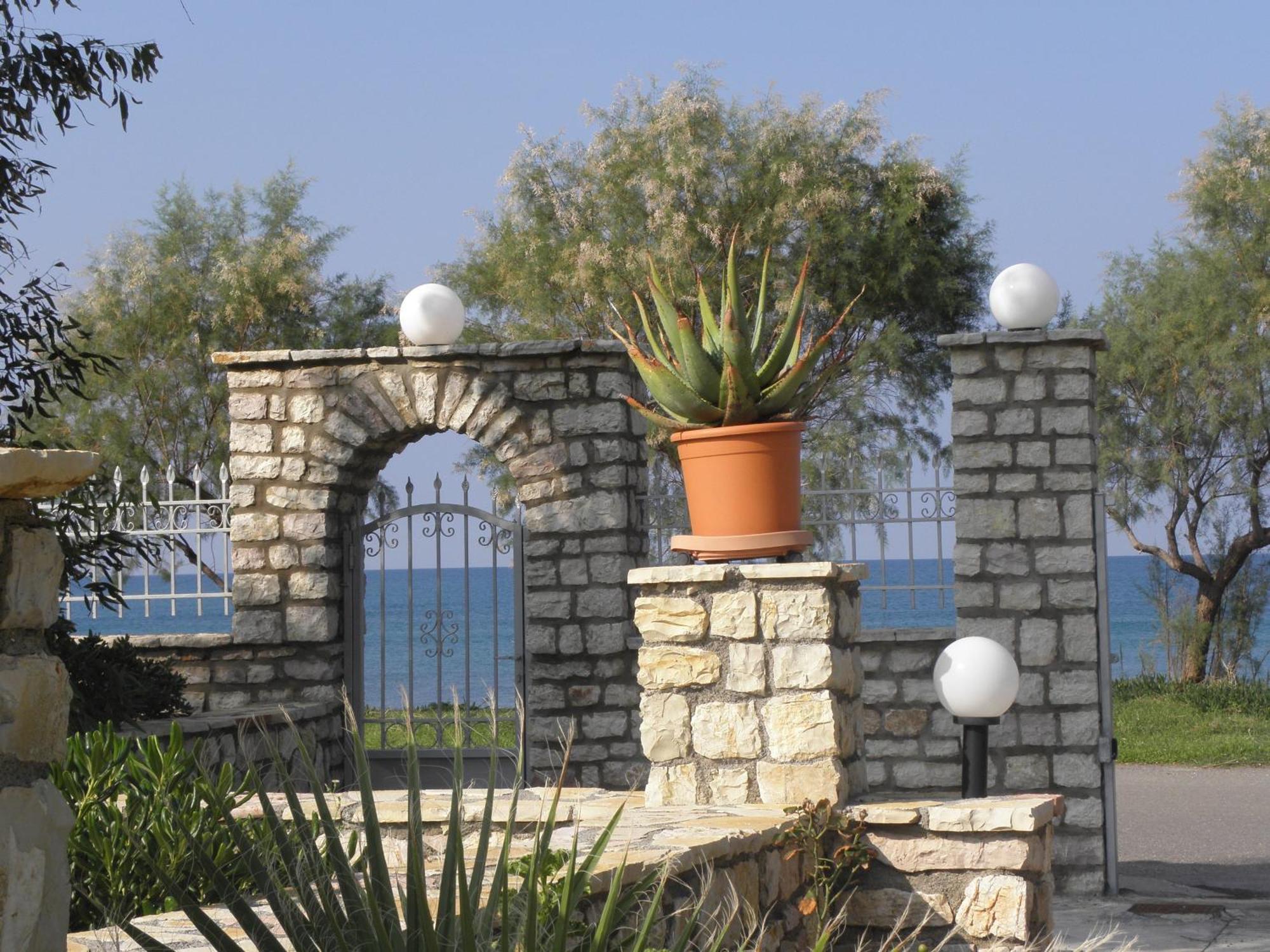 Irida Beach Resort Suites 키파리씨아 외부 사진